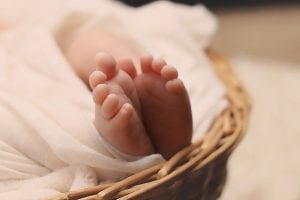 רגלי תינוק מציצות משמיכה
