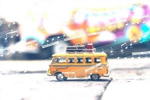 אוטובוס צעצוע עם תווים