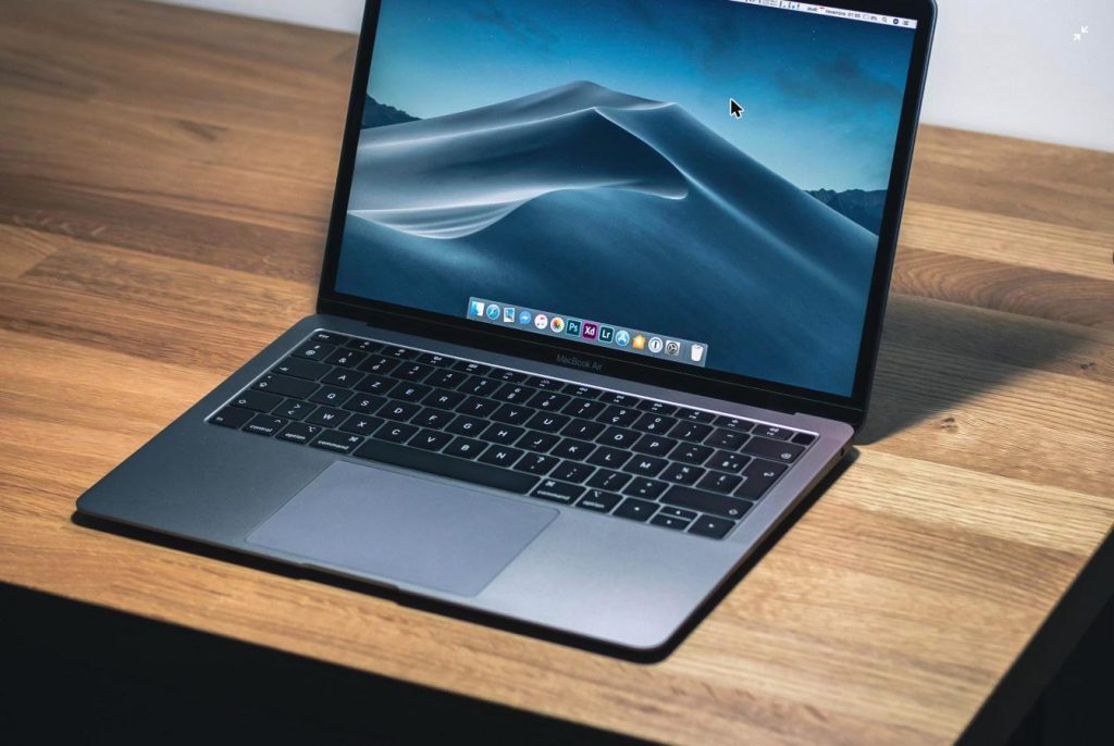 מחשב MacBook פתוח עם הגדרות macOS לעבודה עם Waves SoundGrid